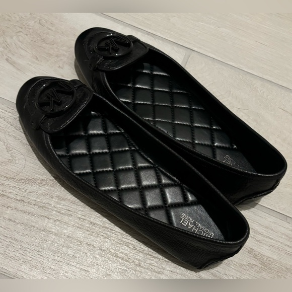 Ladies Gently Worn Michael Kors Ladies 6.5 M Black Flats - Picture 4 of 4